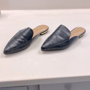 Black. Size 8. Mules. Pointed toe.